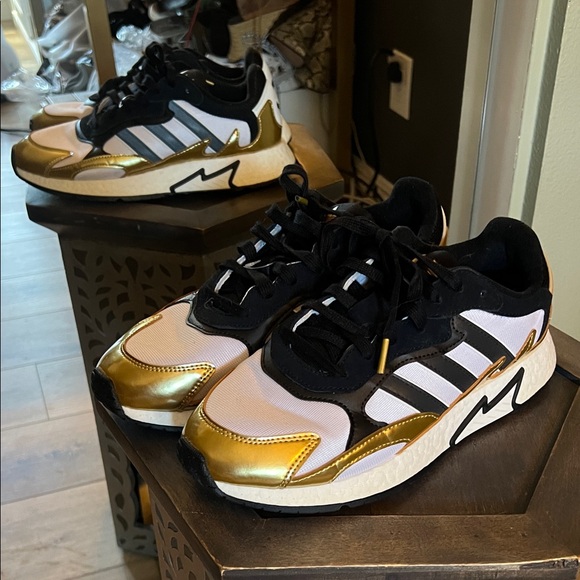 🛑 1 hour sale. Adidas Black and Gold Athletic Shoes - Picture 4 of 10